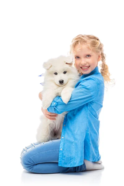 Blond Meisje Speelt Met Puppy Geïsoleerd Een Witte Achtergrond Volledige — Stockfoto