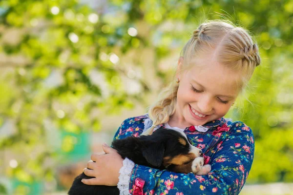 Drăguț Fetiță Îmbrățișare Cățeluș Adorabil Care Pozează Grădină Verde — Fotografie, imagine de stoc