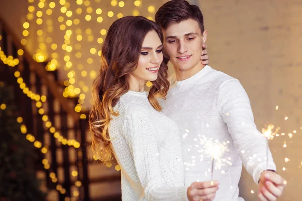 Jovem Casal Apaixonado Abraço Segurando Queima Bengala Luzes — Fotografia de Stock