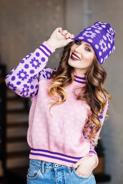 Joven Hermosa Chica Usando Suéter Púrpura Sombrero Punto Posando Interior — Foto de Stock