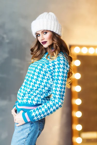 Joven Hermosa Chica Con Suéter Azul Sombrero Punto Blanco Posando —  Fotos de Stock