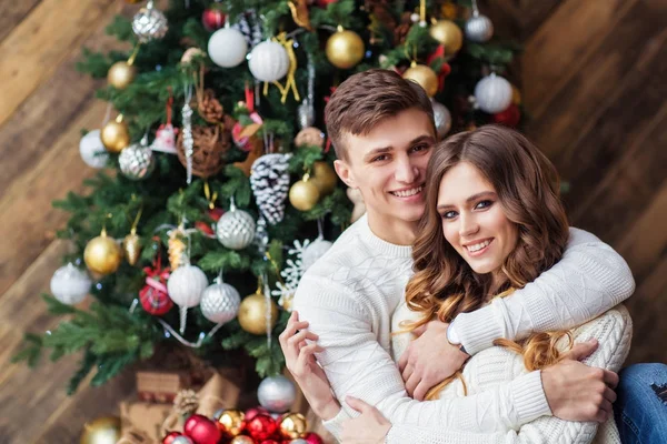 Pohledný Muž Pûdû Hezká Žena Stojící Ozdobený Stromeček Pozadí — Stock fotografie