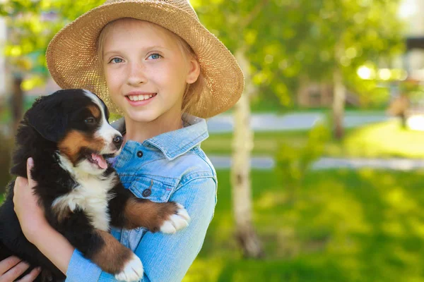 Happy Little Girl Straw Hat Holding Puppy Standing Green Garden — Stock Photo, Image