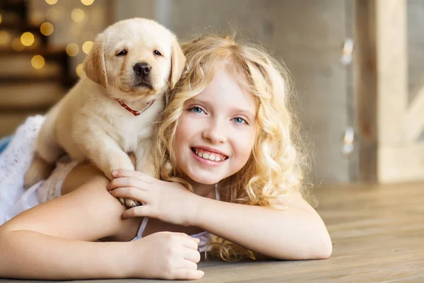 子犬を室内でポーズ金髪少女 — ストック写真