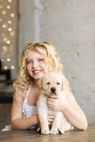 かわいい女の子ハグ愛らしい子犬 — ストック写真