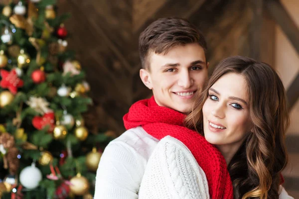 Jovem Casal Feliz Camisolas Brancas Cachecol Vermelho Abraçando Posando Fundo Fotografia De Stock