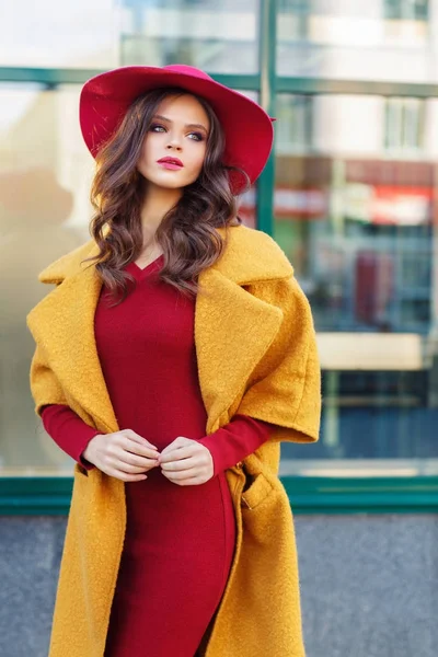 Jovem Elegante Chapéu Vermelho Casaco Amarelo Posando Andando Cidade — Fotografia de Stock