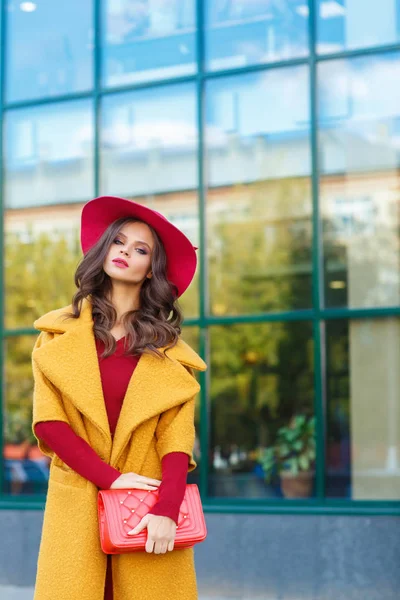 Metade Comprimento Jovem Elegante Chapéu Vermelho Casaco Amarelo Com Saco — Fotografia de Stock