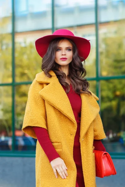 Media Longitud Mujer Joven Con Estilo Sombrero Rojo Abrigo Amarillo —  Fotos de Stock