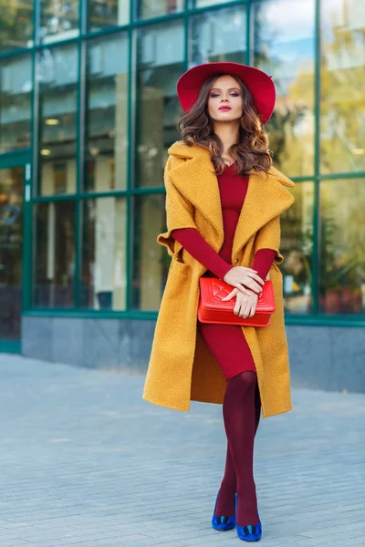 Comprimento Total Jovem Mulher Elegante Chapéu Vermelho Casaco Amarelo Com — Fotografia de Stock