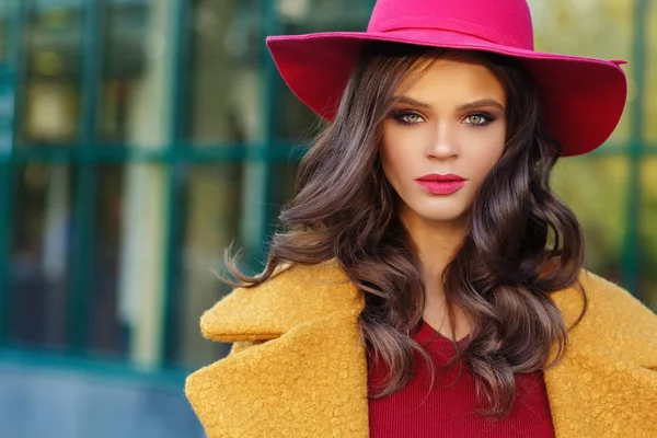 Retrato Jovem Mulher Elegante Chapéu Vermelho Casaco Amarelo — Fotografia de Stock