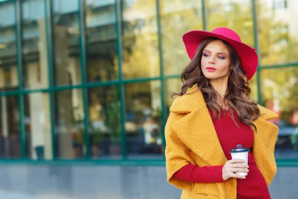 Jovem Elegante Chapéu Vermelho Casaco Amarelo Segurando Xícara Café Posando — Fotografia de Stock