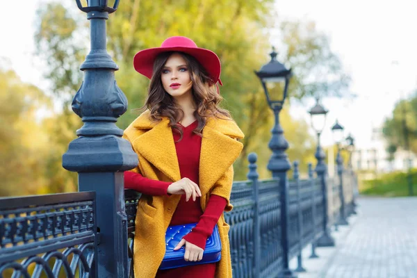 Стильная Молодая Женщина Красной Шляпе Желтом Пальто Синей Сумкой Прогулки — стоковое фото