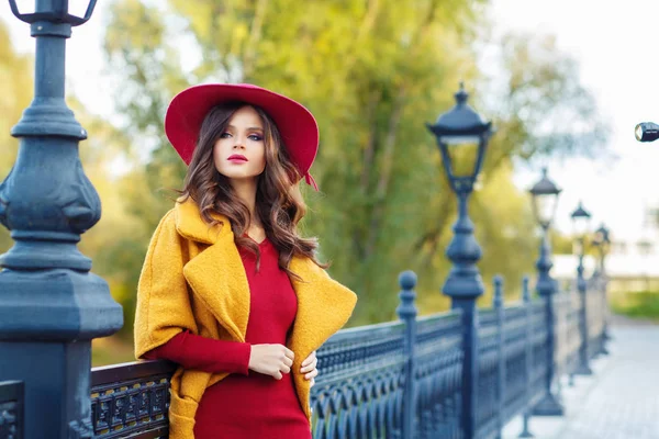 Mujer Joven Con Estilo Sombrero Rojo Abrigo Amarillo Posando Caminando —  Fotos de Stock