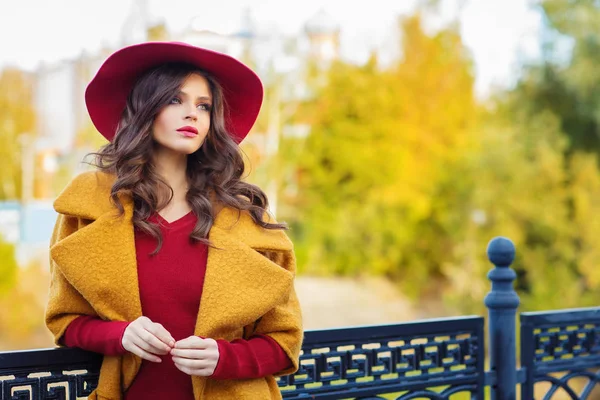 Mujer Joven Con Estilo Sombrero Rojo Abrigo Amarillo Posando Caminando —  Fotos de Stock