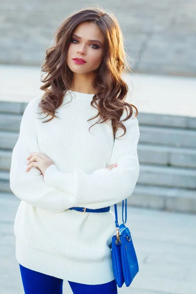 Junge Geschäftsfrau Weißem Pullover Posiert Auf Betontreppe Hintergrund Mit Blauer — Stockfoto