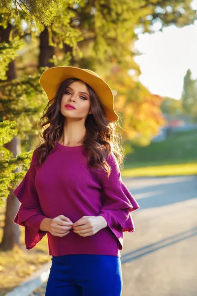 Jovem Morena Menina Vestindo Blusa Roxa Chapéu Amarelo Posando Livre — Fotografia de Stock