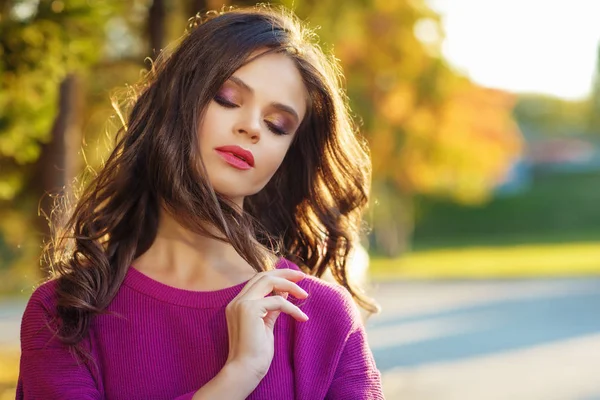 Retrato Una Joven Morena Usando Una Blusa Morada Posando Aire —  Fotos de Stock