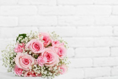güzel düğün beyaz brickwall karşı pembe gül buketi