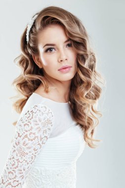 moda portre beyaz gelinlik içinde genç güzel kadın elbise 