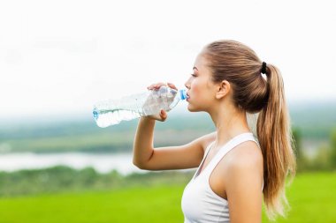 Genç sportif kadın içme suyu açık çalışmadan sonra portresi