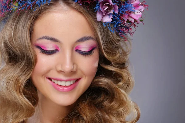 Retrato Una Joven Hermosa Mujer Con Corona Flores Rosas Azules —  Fotos de Stock