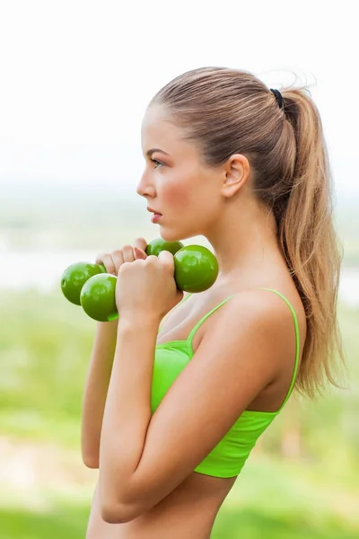 Portrait Young Sporty Woman Exercising Green Dumbbells Outdoor — Stock Photo, Image