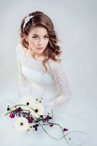 Ritratto Moda Giovane Bella Donna Abito Sposa Bianco Posa Con — Foto Stock