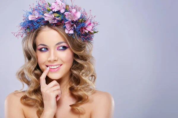 Portrait Young Beautiful Woman Wearing Wreath Pink Blue Flowers Posing — Stock Photo, Image