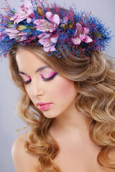 Retrato Una Joven Hermosa Mujer Con Corona Flores Rosas Azules —  Fotos de Stock