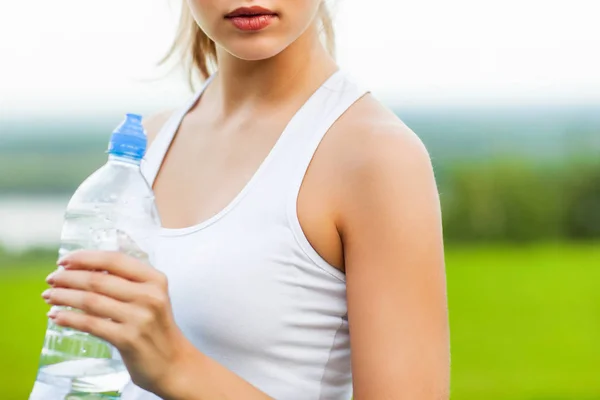 Retrato Cortado Jovem Mulher Esportiva Bebendo Água Após Treino Livre — Fotografia de Stock