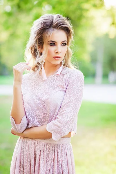 Retrato Moda Mujer Hermosa Joven Con Vestido Romántico Aire Libre —  Fotos de Stock