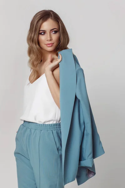 Mavi takım elbise genç güzel kadın moda portre 