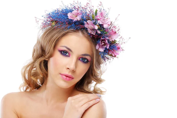 白い背景に分離されたポーズ ピンクとブルーの花の花輪を身に着けている若い美しい女性の肖像画 — ストック写真