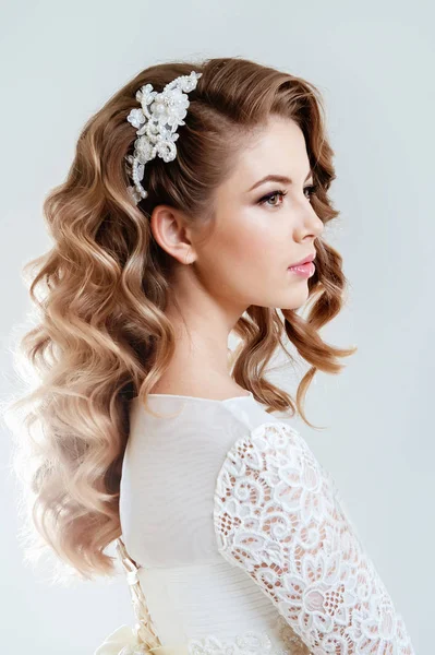 Modeporträt Einer Jungen Schönen Frau Weißen Hochzeitskleid — Stockfoto