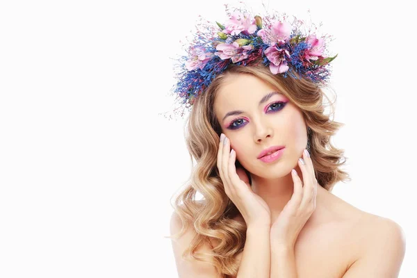 Retrato Mujer Hermosa Joven Con Corona Flores Color Rosa Azul —  Fotos de Stock