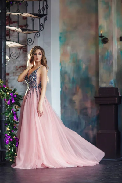 Piękna Dziewczyna Różowa Sukienka Cekinami Pozowanie Przed Świąteczne Dekoracje — Zdjęcie stockowe