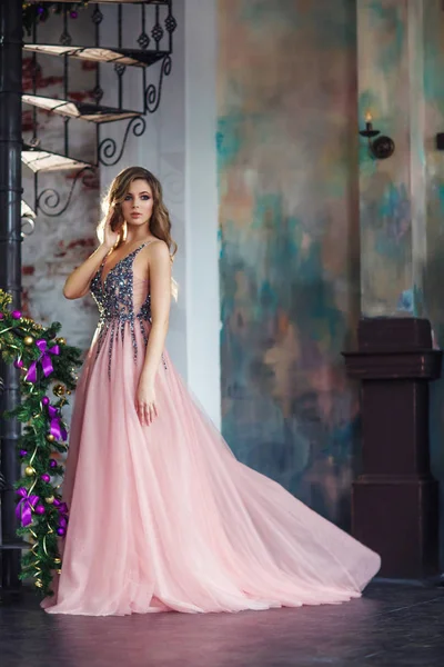 Menina Bonita Vestido Rosa Pastel Com Lantejoulas Posando Antes Decoração — Fotografia de Stock