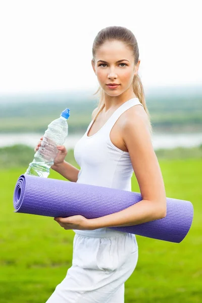 Portrait Young Sporty Woman Holding Bottle Water Yoga Mat Workout — Stock Photo, Image