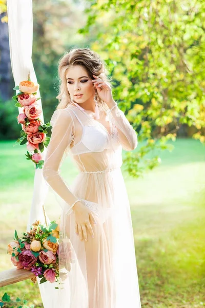 ロマンチックなドレス花飾り屋外に近いポーズで若くてきれいな女性のファッションの肖像画 — ストック写真