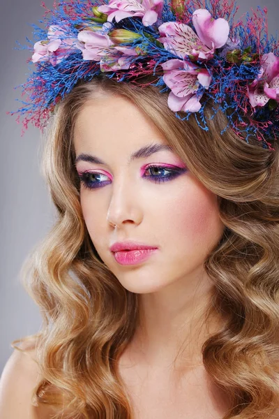 Retrato Una Joven Hermosa Mujer Con Corona Flores Rosas Azules —  Fotos de Stock