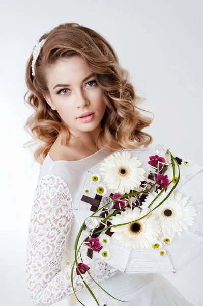 穿着白色婚纱的年轻漂亮女人的时尚肖像 摆着鲜花的花束 — 图库照片