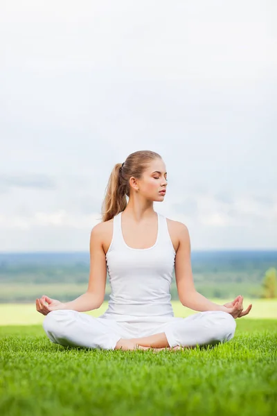 Retrato Mujer Joven Sana Meditando Aire Libre — Foto de Stock