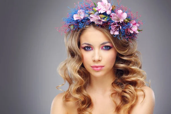 Portrait Young Beautiful Woman Wearing Wreath Pink Blue Flowers Posing — Stock Photo, Image