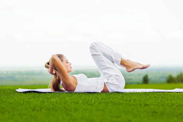 Retrato Mujer Delgada Joven Haciendo Ejercicio Estiramiento Estera Yoga Aire — Foto de Stock