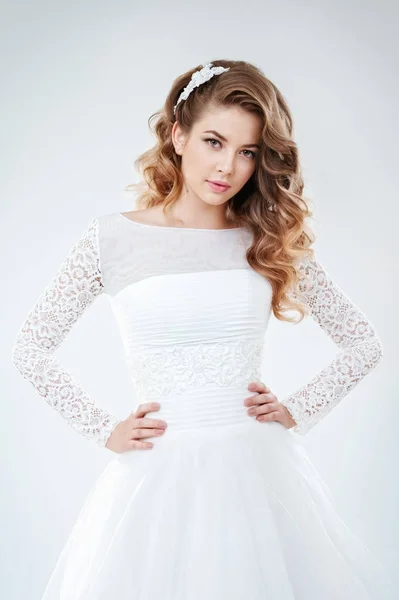白い結婚式で若い美しい女性のファッションの肖像画のドレスします — ストック写真