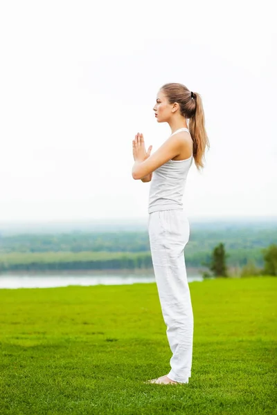 Açık Meditasyon Genç Sağlıklı Kadın Portresi — Stok fotoğraf