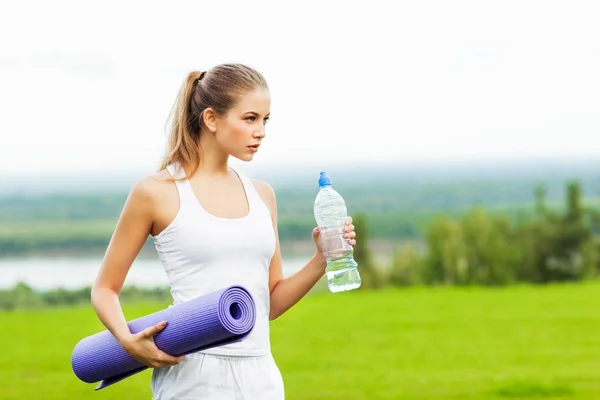 Retrato Joven Mujer Deportiva Sosteniendo Botella Agua Esterilla Yoga Después — Foto de Stock