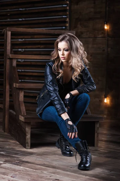siyah deri ceketli poz genç güzel kadın moda portre 
