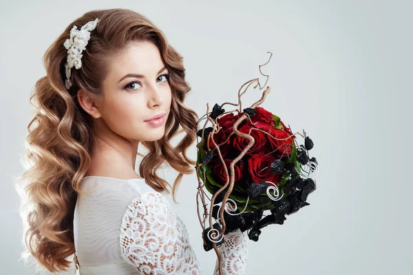 穿着白色婚纱的年轻漂亮女人的时尚肖像 摆着一束红玫瑰 — 图库照片